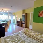Sandra Haus Kmb Seeappartement Am Ossiacher Mit Direktem Seezugang Und Hallenbad Apartmán *